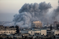 دخان كثيف يتصاعد من المباني بعد غارة جوية للاحتلال في غزة- د ب أ