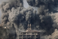 دخان يتصاعد بعد غارات قوات الاحتلال على مدينة غزة- رويترز