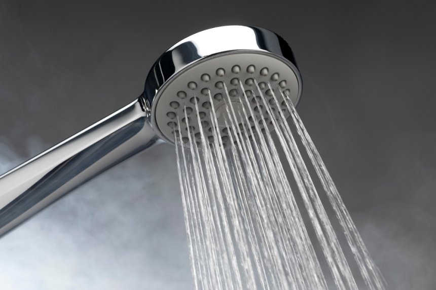 يعمل الاستحمام بالماء الساخن على تفتيح مسام البشرة - مشاع إبداعي