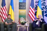 الرئيس الأمريكي ونظيره الأوكراني في لقاء سابق- رويترز