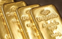 الذهب يهبط مع صعود الدولار والأنظار على اجتماعات البنوك المركزية