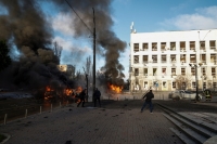 تضرر مبانٍ بسبب حطام صواريخ الروسية - رويترز