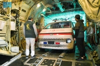 سيارتا إسعاف حملتهما الطائرة الإغاثية لمساعدة الفلسطينيين في غزة - واس