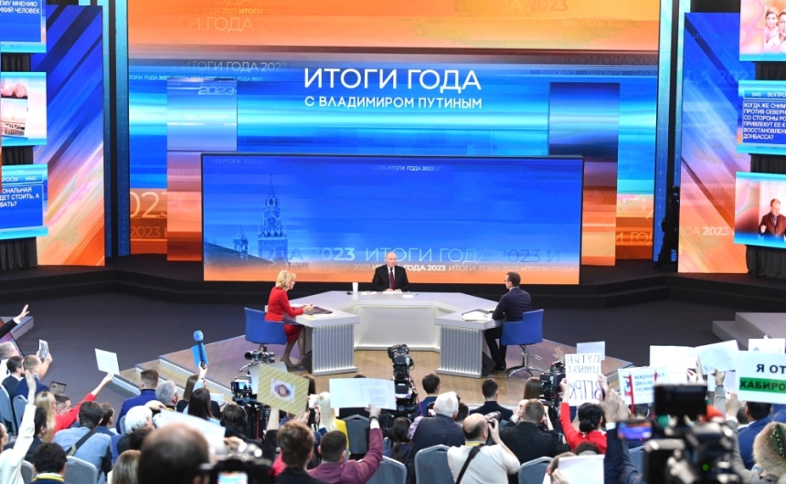بوتين خلال إجابته عن أسئلة المواطنين الروس على شاشة التلفزيون الرسمي - د ب أ
