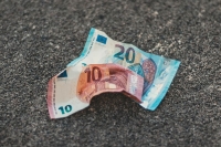 آلاف اليورو ملقاة أمام بنك في ألمانيا- مشاع إبداعي