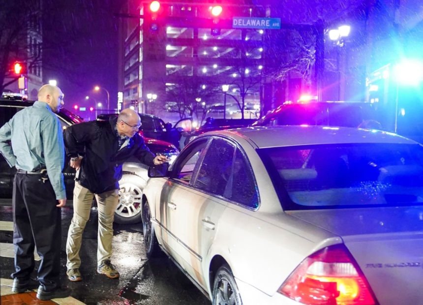 أفراد أمن الرئيس الأمريكي يحاصرون السيارة بعد توقفها - رويترز