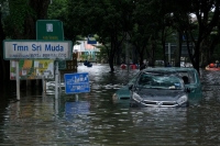  عدد ضحايا الفيضانات في ولايتي كيلانتان وبيراك الماليزيتين مستمر في الارتفاع - موقع CNN