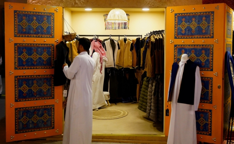 الأزياء الشتوية تجذب الزوار في سوق الأولين بموسم الرياض