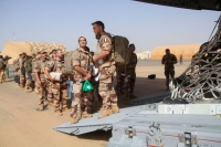جنود من آخر القوات الفرنسية في النيجر يستعدون للصعود على متن طائرة عسكرية- رويترز