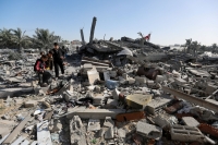 فلسطينيون يتفقدون موقع غارة للاحتلال على منزل في غزة- رويترز
