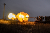 قوات أوكرانيا تطلق مدفع С60 باتجاه القوات الروسية بالقرب من بلدة باخموت- رويترز