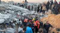 فلسطينيون يبحثون عن ضحايا بموقع غارة للاحتلال في غزة- رويترز