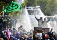 الشرطة تستخدم خراطيم المياه ضد نشطاء المناخ في هولندا- د ب أ