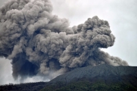 تصاعد أعمدة الدخان من البركان (وكالات)