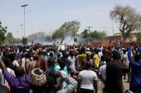 الأمن النيجيري يفرق متظاهرين مؤيدين للمجلس العسكري تجمعوا خارج السفارة الفرنسية- رويترز