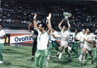 النعيمة حاملا كأس آسيا عام 84