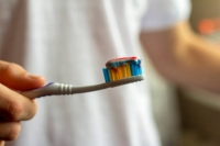 يقترن الاستخدام الصحيح للفرشاة بالتوقيت الذي يتم فيه تنظيف الأسنان