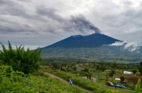 بركان جبل مارابي ينفث الرماد البركاني - رويترز