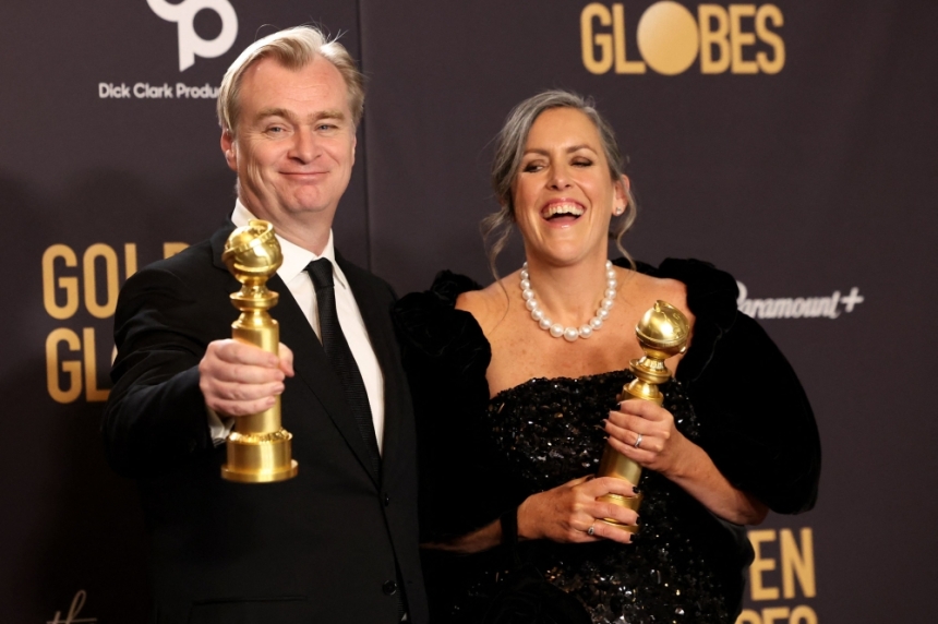 نولان يحمل جائزة أفضل مخرج لفيلم درامي - رويترز