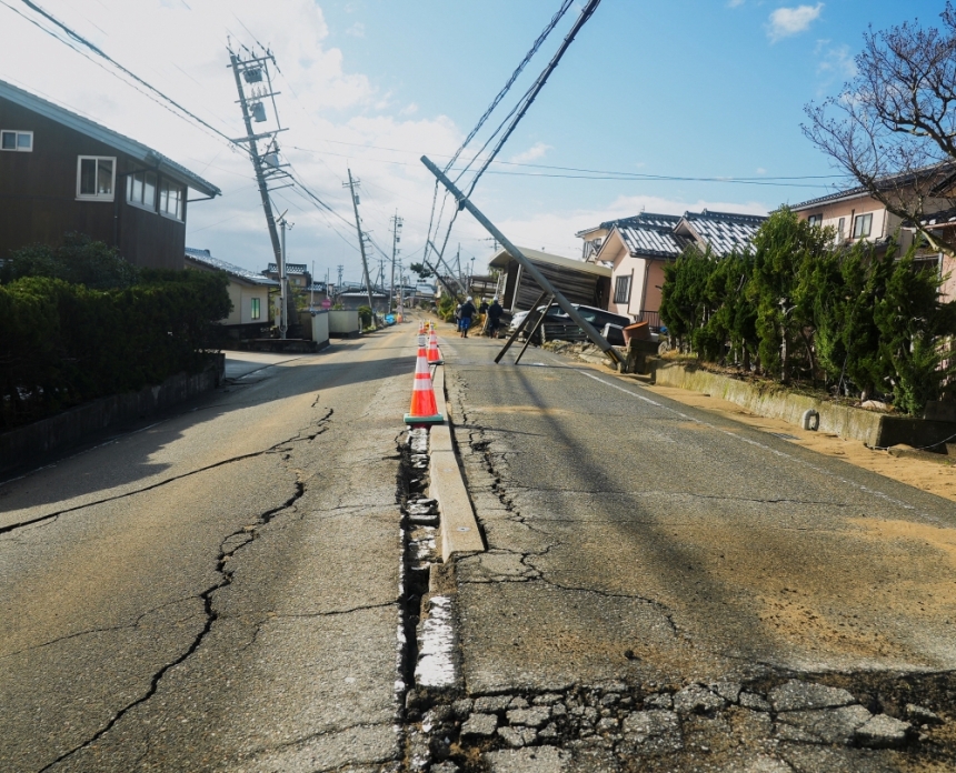 أقماع مرورية تقف على طول طريق تضرر في الزلزال - رويترز