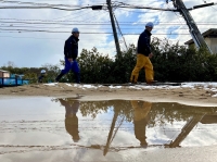 عمال الإصلاح يسيرون بجوار خطوط الكهرباء التي تضررت في الزلزال - رويترز 