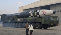 زعيم كوريا الشمالية كيم جونج أون يتفقد صاروخًا باليستيًا عابرًا للقارات - رويترز