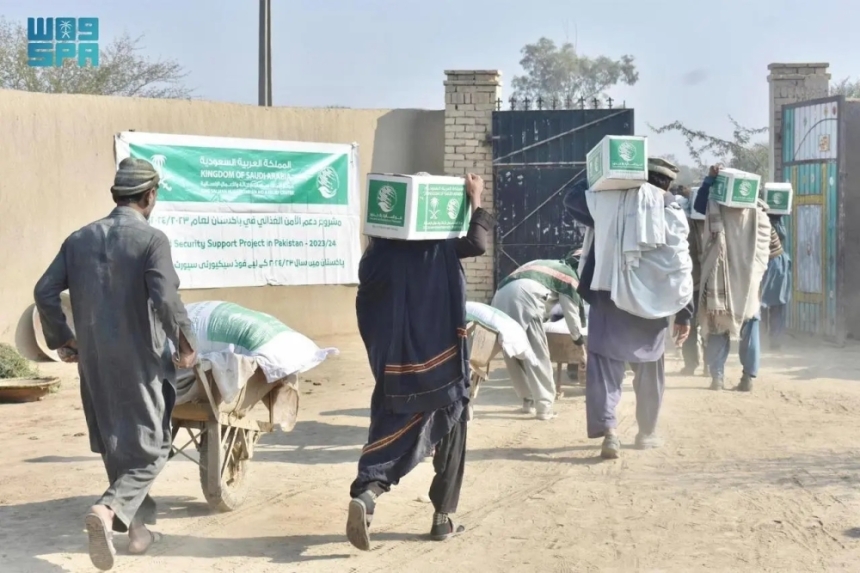 توزيع 950 سلة غذائية في منطقتي متياري وجامشورو بإقليم السند في باكستان - واس