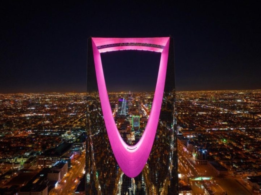 ازدانت المباني الشاهقة باللون الوردي تفاعلاً مع الفرقة الكورية بلاك بينك- الحساب الرسمي لموسم الرياض
