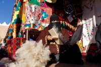 صور| رفيق المرأة.. مهرجان الصقور بالحدود الشمالية يبرز حرفة المغزل