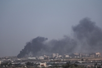 الدخان يتصاعد من قطاع غزة جراء عدوان الاحتلال المستمر- رويترز