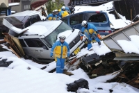 أعمال بحث تحت الأنقاض عقب زلزال مدمر باليابان (رويترز)