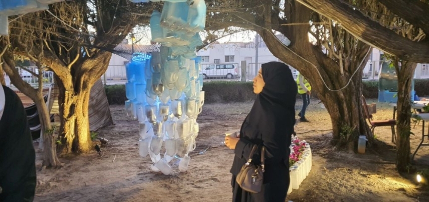 علب بلاستيكية تتحول إلى شجرة فنية في مهرجان الزهور بسيهات - اليوم
