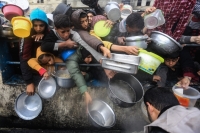نازحون فلسطينيون ينتظرون الحصول على طعام بجنوب قطاع غزة- د ب أ