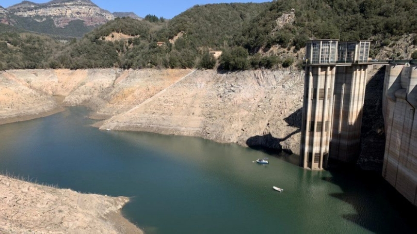 مستويات المياه في خزانات المياه بالإقليم انخفضت بنسبة كبيرة - BBC News