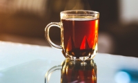 يساعد الشاي على تجربة استيقاظ تدريجية مقارنة بالصدمة المفاجئة أحيانًا من تناول القهوة - مشاع إبداعي