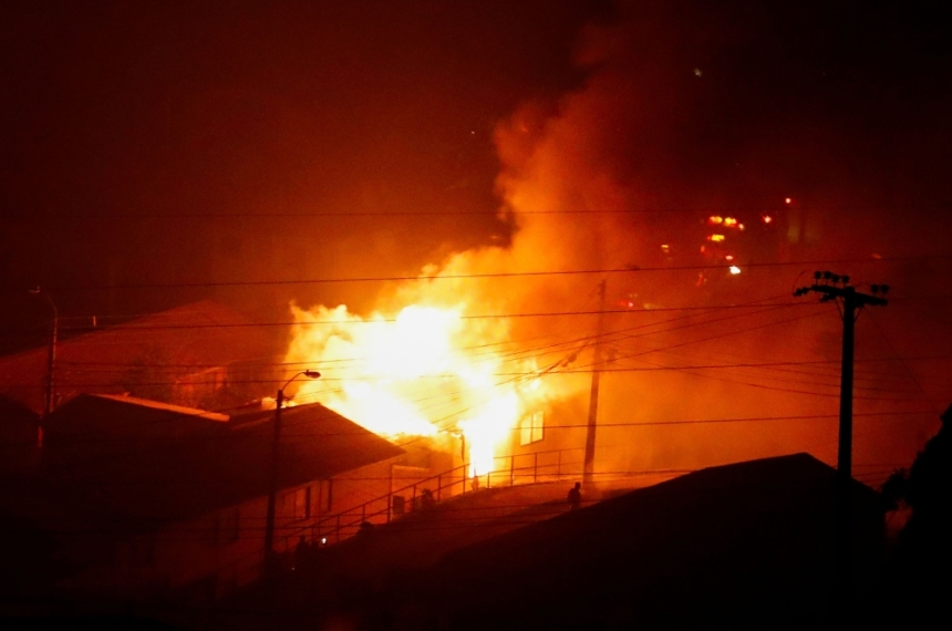 منزل يحترق بعد انتشار حرائق الغابات في تشيلي- رويترز