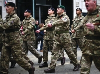
جنود من الجيش البريطاني خلال عرض عسكري في لندن (رويترز)