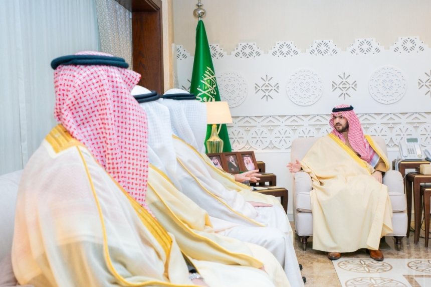 نائب أمير المنطقة الشرقية خلال استقباله رئيس أرامكو السعودية وعدد من القيادات