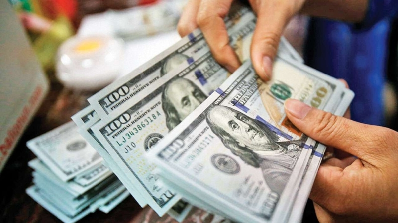 الدولار يرتفع لمستويات جديدة مع تراجع الرهانات على خفض الفائدة