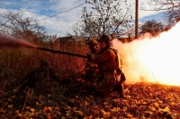 جنود أوكرانيون يطلقون قاذفة قنابل يدوية مضادة للدبابات باتجاه القوات الروسية- رويترز