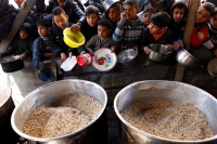 أطفال فلسطينيون ينتظرون الحصول على الطعام وسط نقص الإمدادات الغذائية- رويترز