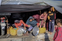 نساء فلسطينيات نازحات من شمال غزة في أحد شوارع مدينة رفح- د ب أ