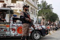 مقتل 12 شخصًا في انفجار قنبلة بمكتب مرشح للانتخابات بباكستان- رويترز