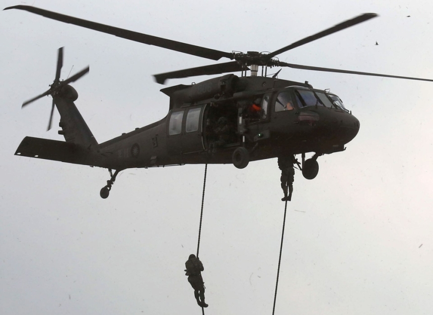 مقتل 5 من مشاة البحرية الأمريكية في تحطم هليكوبتر- رويترز