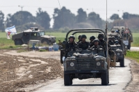 مركبات عسكرية إسرائيلية تتجه نحو غزة - رويترز