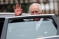 ملك بريطانيا تشارلز يغادر عيادة لندن بعد تلقي العلاج من تضخم البروستاتا في لندن ببريطانيا - رويترز