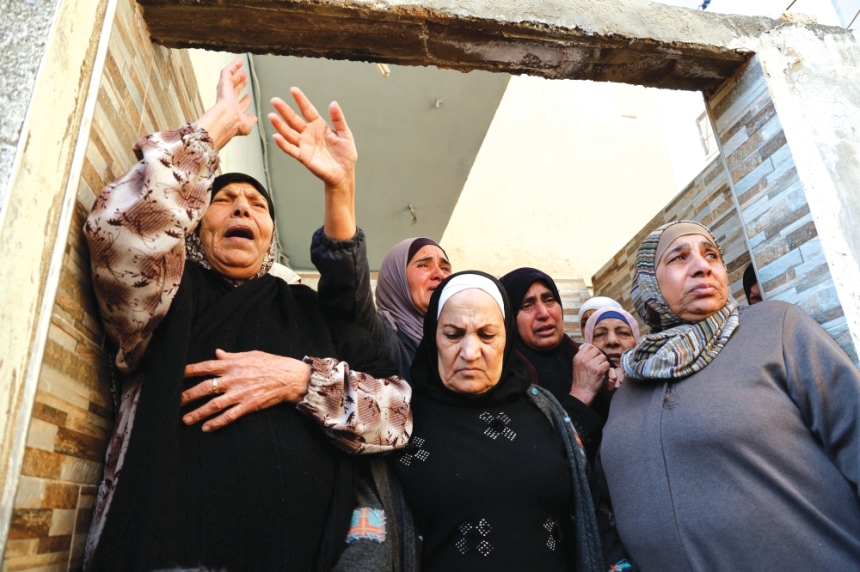 حزن الفلسطينيات أثناء تشييع أحد ضحايا الاحتلال الإسرائيلي الغاشم - رويترز
