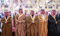 أمير الرياض يؤدي صلاة الميت على الأمير ممدوح بن سعود وخالد السيف