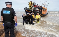 الشرطة الأوروبية تفكك شبكة تهريب مهاجرين وتعتقل 19 شخصًا- رويترز