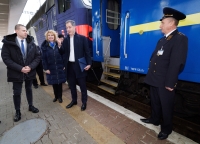 لرئيس الوزراء البلجيكي ألكسندر دي كرو لدى وصوله إلى محطة السكك الحديدية في كييف - د ب أ